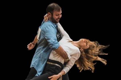 Passionnée de danse dès son plus jeune âge Laurence pratique successivement Danse Classique, Contemporaine, Modern Jazz et s’essaie aux danses de couple telles que la Salsa, le Rock, le Lindy Hop. Bien qu'elle décide de consacrer sa carrière à la musique cette seconde passion habite toujours son esprit. En 2011 elle découvre le West Coast Swing et s’enthousiasme pour cette danse de couple qui, en plus de sa richesse technique laisse une grande place à la liberté d’expression.